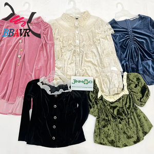 เสื้อผ้ามือสองขายส่งจากโรงงานโดยตรง เสื้อเบลาส์กำมะหยี่สำหรับผู้หญิง สไตล์ลำลอง ใส่ไปงานปาร์ตี้ได้ เหมาะกับฤดูใบไม้ผลิ สภาพเหมือนใหม่ ขายส่งจำนวนมาก - Product Image 1