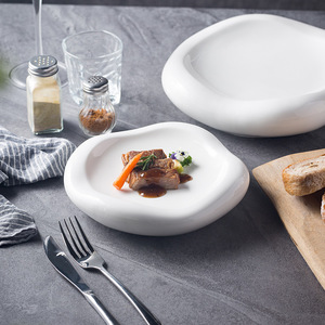 Plato de cerámica blanco creativo moderno, plato de restaurante de gama alta a la moda, vajilla de porcelana con arte de nube blanca en forma especial - Product Image 4