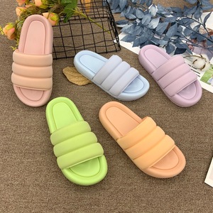 Moda personalizzata all'ingrosso Indoor Outdoor colorato antiscivolo una cinghia imbottita diapositive sandali donna <span class=keywords><strong>pantofole</strong></span> - Product Image 1