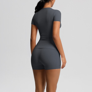 Vêtements de yoga OEM Leggings respirants à manches courtes et à poches taille haute pour la salle de sport et l'entraînement - Product Image 5