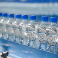 Projet clé en main de A à Z, entièrement automatique, 40 bouteilles par minute, 3000 bouteilles par heure, petite usine d'embouteillage d'eau, équipement de production