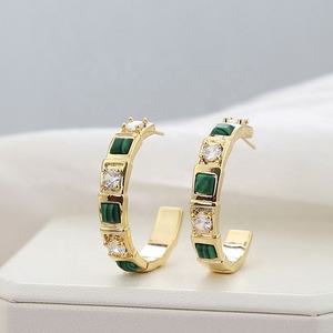 Pendientes de Botón con Incrustaciones de Turquesa y Circonia en Forma de C, Estilo Antiguo, para Mujer, de Alta Gama, Lujosos y con Personalidad Exagerada - Product Image 4