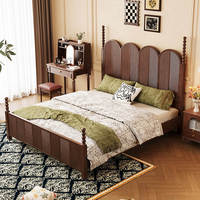 Lit double de luxe français de style mi-siècle en chêne massif avec tête de lit texturée et arquée élégante pour chambre principale
