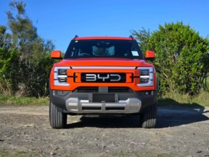Nueva camioneta BYD Shark 6 Premium PHEV con volante a la derecha, sistema de tracción total AWD, modos de conducción para todo tipo de terreno y capacidad de remolque de alta resistencia. - Product Image 1