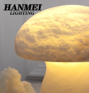 Lampe en marbre veiné en forme de champignon, moderne, simple, avec une lumière douce et ambiance chaleureuse, idéale pour une table de chevet charmante dans une chambre à coucher, pour les espaces minimalistes et confortables. - Product Image 3