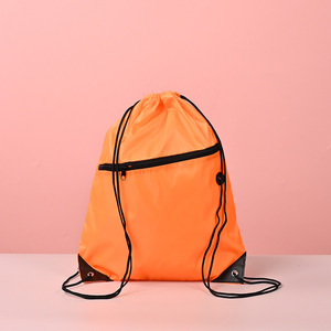 Sacs à dos à cordon avec poche zippée en polyester 210D 420D personnalisés avec logo recyclable réutilisable pour la promotion, le sport, la randonnée - Product Image 2