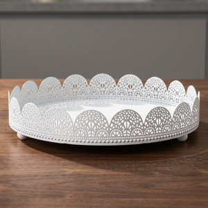 Plateau à gâteau rond en plastique blanc avec bord festonné, plateau de service décoratif réutilisable, lavage à la main uniquement - Product Image 1