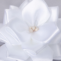 Fleur blanche en soie funéraire avec clip fournitures funéraires de corsage blanc de luxe