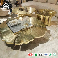 Ensemble de tables basses sculpturales haut de gamme en laiton poli doré, design anneau d'arbre organique, mobilier complet pour villa et hôtel