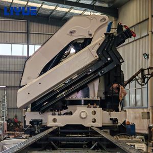 Grúa Móvil de 12 Toneladas con Pluma Hidráulica <span class=keywords><strong>Articulada</strong></span> Montada en Camión 6x4/4x2 en Venta - Product Image 2