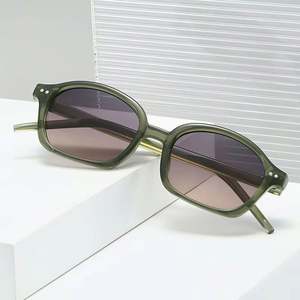 Gafas de Sol Unisex de Moda con Logotipo Personalizado 2025, Estilo Punk con Remaches, Degradado, Protección UV400, Color Jelly, Ovaladas - Product Image 3