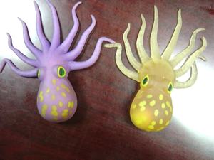 لعبة حيوانات بحرية أرجوانية ناعمة من البلاستيك والمطاط اللدن بالحرارة على شكل أخطبوط تعليمية للحمام - Product Image 4