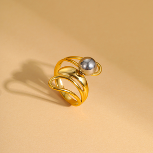 Cette bague ouverte en acier inoxydable de style européen et américain, avec des perles rondes bicolores or et argent, présente un style froid et unique. - Product Image 3