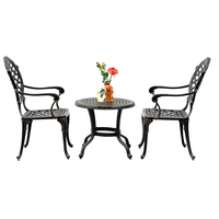 Ensemble bistrot de plage moderne en aluminium moulé avec fauteuils ornés et coussins résistants aux intempéries pour utilisation au bord de la piscine et sur la terrasse de jardin