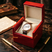 Boîte à montre en bois de luxe, finition rouge piano brillant, doublure en velours beige doux, structure à ouverture latérale, logo personnalisé pour l'emballage de la marque de montres