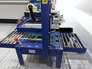 Machine de scellage de boîtes semi-automatique HIPAC 2025 FXJ6050, application chimique, scellage à froid, scelleuse de cartons, emballage de caisses en bois - Product Image 3