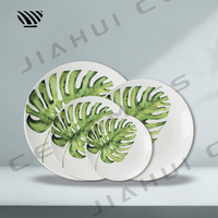 Collection d'assiettes en porcelaine exquise inspirée de Monstera avec des détails de feuilles vertes luxuriantes