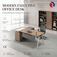 Bureau de direction en forme de L avec plateau en bois clair, pieds en métal blanc et rangement intégré