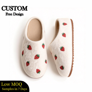 Pantoufles en <span class=keywords><strong>feutre</strong></span> de laine blanches pour femmes avec logo personnalisé, broderie de fraises et semelle épaisse antidérapante pour un usage intérieur à la maison - Product Image 1