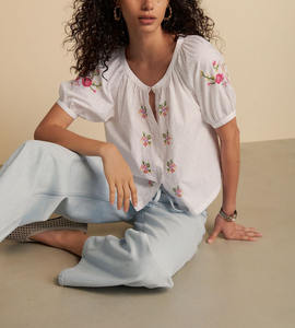 OEM été décontracté tissé 100% coton haut pour femme broderie florale col en O bouffée à manches courtes chemise courte ample chemisier - Product Image 2