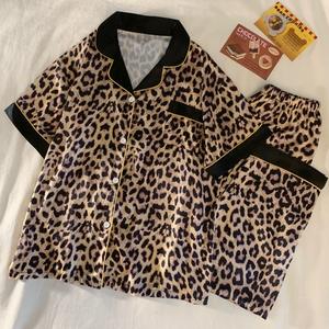 ชุดนอนเซ็กซี่ลายเสือดาว 2 ชิ้น สำหรับผู้หญิง ชุดนอนผ้าซาตินลายเสือดาว แขนสั้น กางเกงขายาวระดับน่อง สำหรับฤดูร้อนและฤดูใบไม้ผลิ - Product Image 6