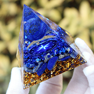 Pyramide en résine de galets de cristal Poissons, décoration artisanale pour la maison, ornement de bureau - Product Image 3