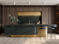 SH STONE Plan de travail d'îlot de cuisine en marbre vert Verde Alpi sur mesure, table de bar arrondie avec base en laiton, projet de villa moderne