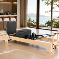 Reformer de Pilates de Madera de Lujo para Uso en Estudio, Estructura de Madera de Arce, Resortes Ajustables, Carro de Deslizamiento Suave, Accesorios Completos