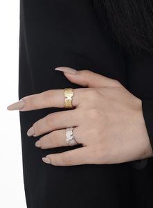 El nuevo anillo de crepé quemado de <span class=keywords><strong>plata</strong></span> esterlina S925 presenta una elegante apertura de anillo irregular - Product Image 5
