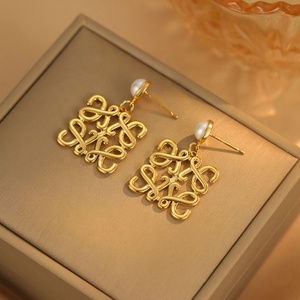 ต่างหูมุกทรงสี่เหลี่ยมสไตล์ยุโรปอเมริกันย้อนยุค ดีไซน์เรียบหรู ดูมีระดับ ทันสมัย มีเอกลักษณ์ - Product Image 5