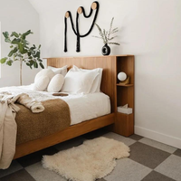 Holz kopfteil im skandi navis chen Stil mit modernem Holzbett rahmen im Lager regal