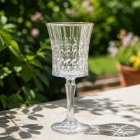 Verre à pied texturé avec bordure dorée vintage, transparence cristalline et lustre élégant, texture luxueuse de qualité supérieure pour banquets haut de gamme OEM