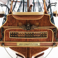 T012A - Grand modèle de navire à voile USS Constitution en cèdre, détails peints, fabriqué au Vietnam, présentoir de table en bois