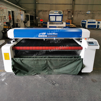 Machine de découpe laser textile à alimentation automatique LM-1625 100W 150W pour vêtements, tissus, cuir, vêtements de sport avec table de convoyage