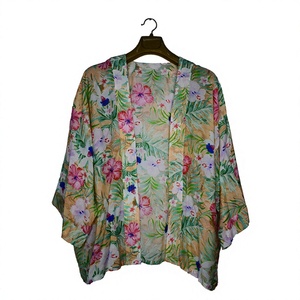 Robe Kimono Courte en Modal Premium, Imprimé Floral Multicolore, Douce et Fantaisie, Idéale pour les Vacances, Coupe Ample Naturelle - Product Image 1