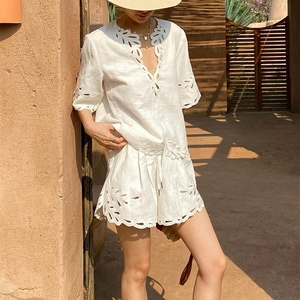 Nuevo Conjunto de 2 Piezas de Verano para Mujer, Top de Lino y Algodón Blanco de Manga Corta con Cuello en V, Pantalones Cortos con Volantes y Diseño Calado, Estilo Vacacional - Product Image 3