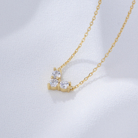 Collar de Cadena Clásico con Tres Piedras Geométricas, Circonita Cúbica, Letra V, Plata S925, Joyería al por Mayor