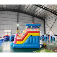 Château gonflable pour fête d'anniversaire arc-en-ciel avec gâteau et cadeaux, parfait pour les célébrations d'enfants, les jeux en intérieur et les événements festifs