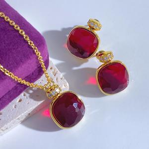 Collana alla Moda con Ciondolo a Forma di Bottiglia di Profumo in Cristallo Placcato Oro, Gioielli Originali e Trendy - Product Image 2