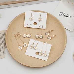 Pendientes de Plata 925 con Diseño de Margarita Coreana, Pendientes Colgantes con Clip de Flor Margarita para Mujer, Chapados en Oro, Tipo Huggie - Product Image 1