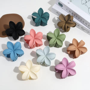 Accessoires capillaires nacrés du Nouvel An : Ensemble de barrettes à fleurs œuf, pince requin à fleurs gelée et pince à cheveux - Product Image 3