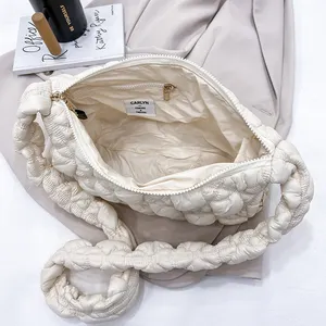 Nouveau Style coréen multifonction bouffantes rides fronde sac à bandoulière mignon nuage matelassé femmes sac à main décontracté boulettes sous les bras