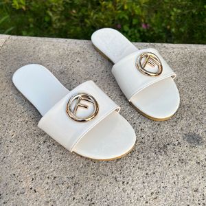 Sandalias Planas de Mujer con una Sola Tira, de Cuero Patentado Brillante, con Hebilla Metálica con el Logotipo F, Cómodas para Uso Diario y Casual al Aire Libre - Product Image 5