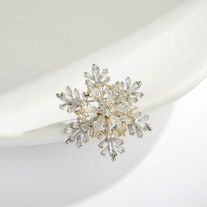 Snowflake Brooch Zinc Alloy Claw Setting Double Gold Silver Gold Unisex Fashion Accessory Lapel Pin Gift - Product Image 1