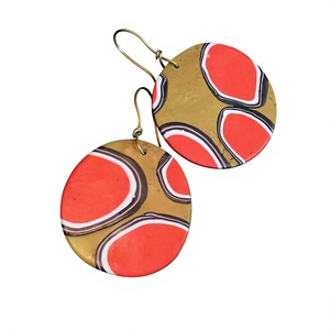 Boucles d'oreilles créoles géométriques pour femme en résine acrylique et lucite, bijoux fantaisie tendance, design carré vert, noir et blanc, pour soirée - Product Image 4