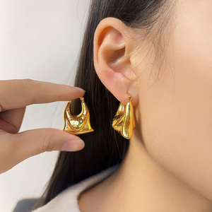 Anting Hoop Wanita Model Tak Beraturan - Perhiasan <span class=keywords><strong>Statement</strong></span> Bentuk Tas dari Baja Anti Karat Berlapis Emas 18K - Product Image 1