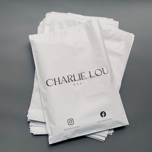 Enveloppes en polyéthylène blanches mates personnalisées avec impression couleur - Sacs d'expédition de marque pour les marques de beauté et de mode - Product Image 1
