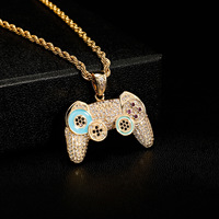 Pendentif Manette de Jeu Doré Sertie de Micro-Pavés de Strass et d'Accents en Émail Coloré