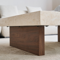 Table basse carrée en marbre avec pieds en bois, design italien moderne pour salon
