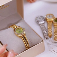 Nouvelle vente flash, montre à quartz carrée pour femme, fabrication directe d'usine, bracelet en acier inoxydable, alliage, résistante à l'eau 30M